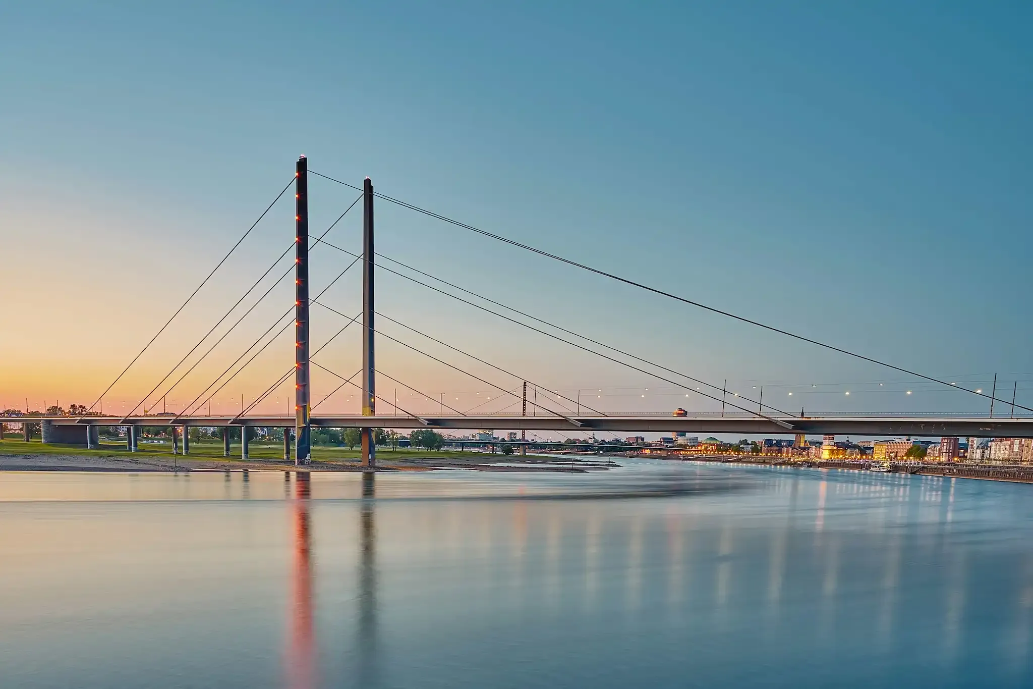 Ein Foto der Rhein-Knie-Brücke in Düsseldorf.