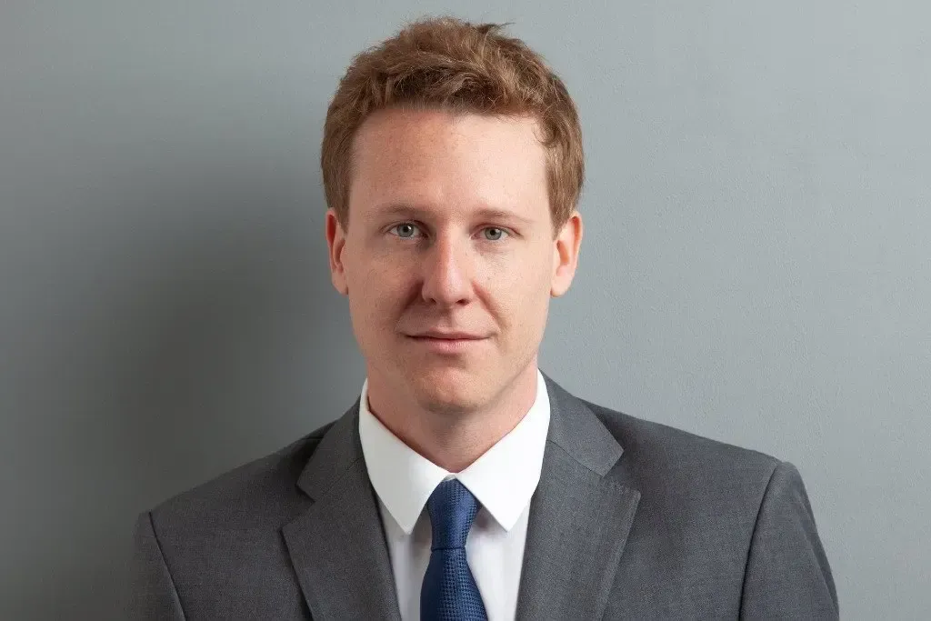 Portraitfoto von Ihrem Dozenten Christopher Kunke.